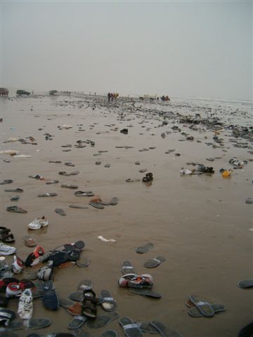 schoenen aangespoeld op Terschelling